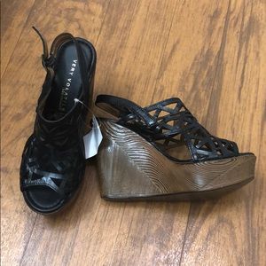 Very volatile black wedges